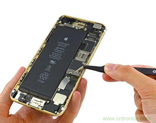 與iPhone 5S相比，電池尺寸更大，電池效率提高了16%。整部手機(jī)看起來(lái)就像一件藝術(shù)品，但看不到太多的內(nèi)部構(gòu)造。（來(lái)源：iFixit）